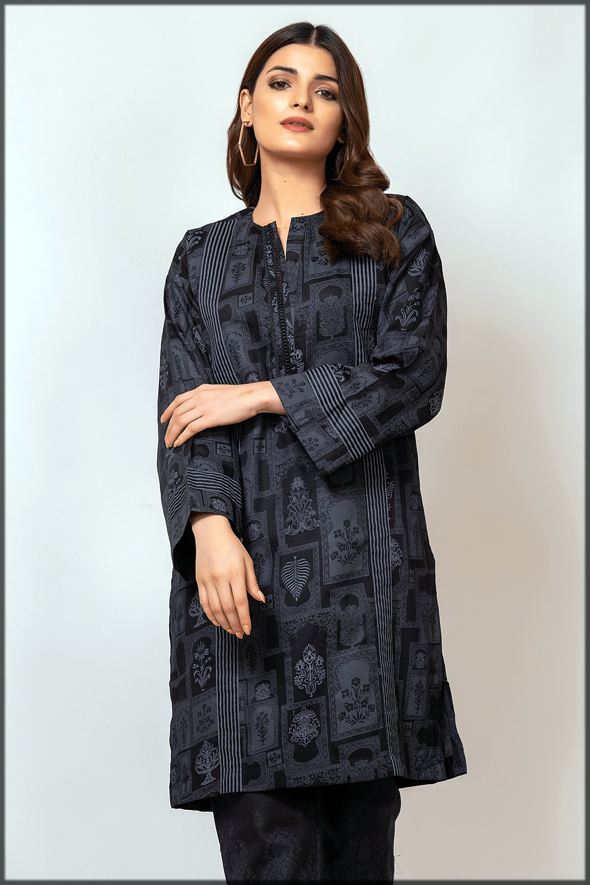 Latest Kurta Designs For Women 2021 [Pakistani Kurta Style Dresses]